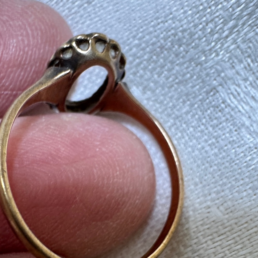 Elegant Gold-Tone Ring - Picture 5 of 7
